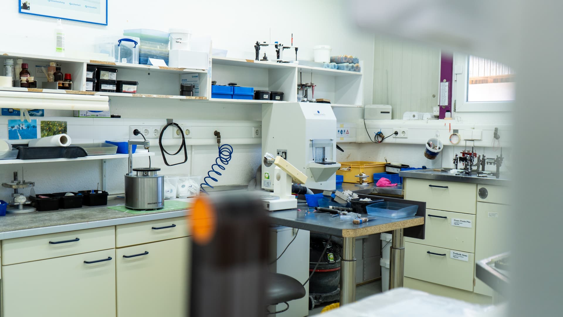 Qualitätskontrolle im Dentallabor